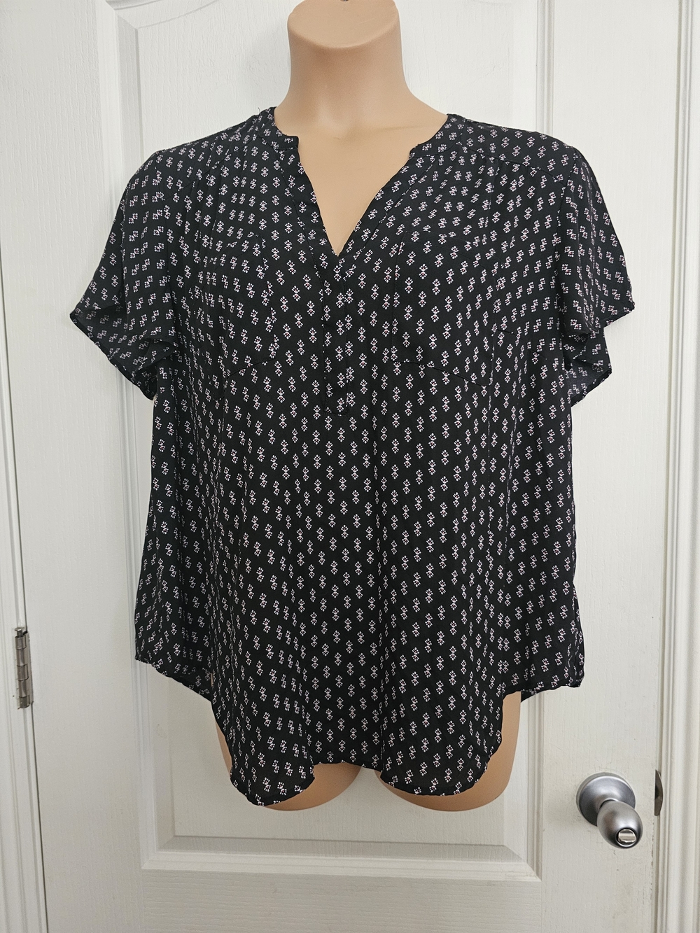 Torrid Sz 1 Black Short Sleeve V-Neck Printed Blouse